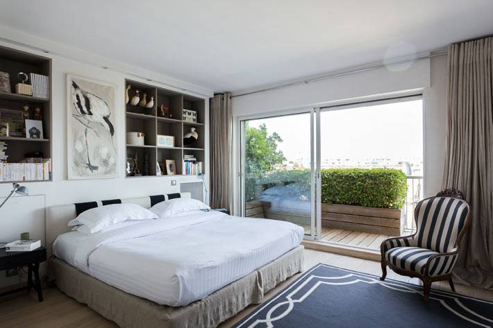 фотографии красивого интерьера спальни с белой кроватью