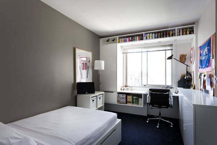 интерьер комнаты для подростка с серыми стенами фото