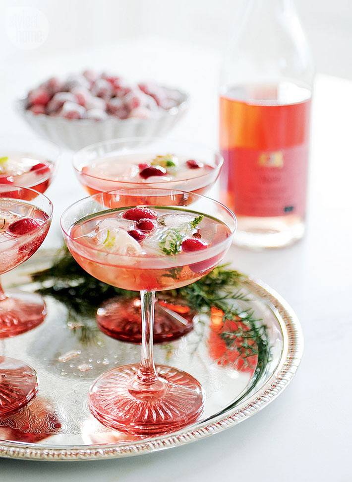 розовое шампанское на новогоднем столе фото