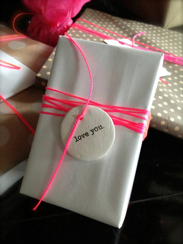 красивые идеи с розовыми нитками для упаковки новогодних подарков