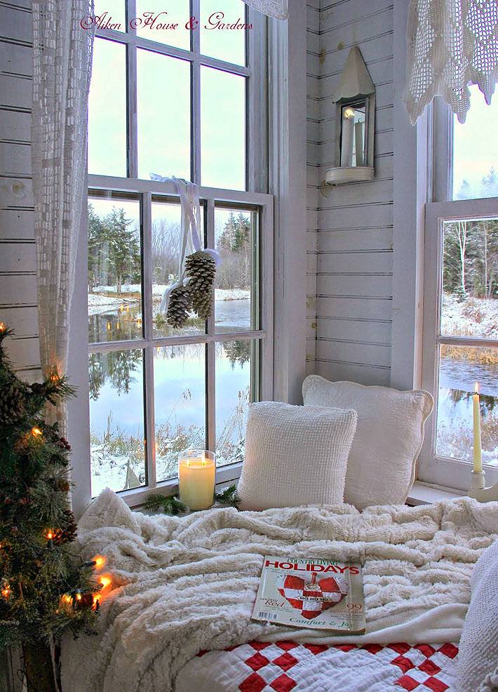 новогодний интерьер с уютным местом у окна