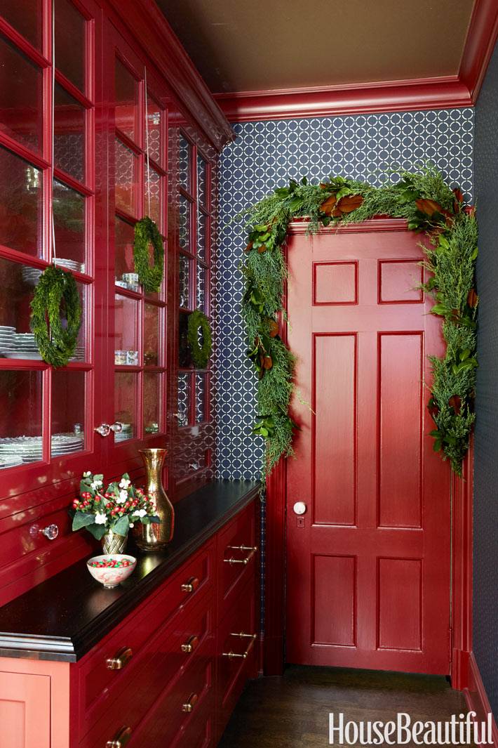 красная мебель и красная дверь в интерьере кухни фото