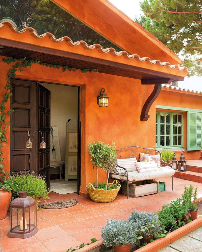 оранжевый фасад дома в Испании фото