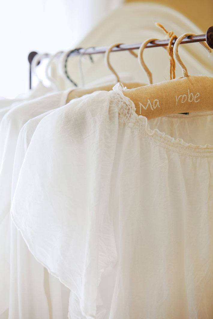 белые платья как декор в интерьере спальни фото