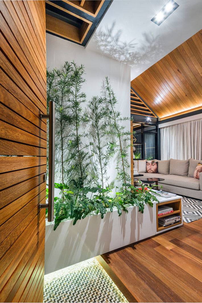 экологичный дизайн интерьера квартиры с растениями