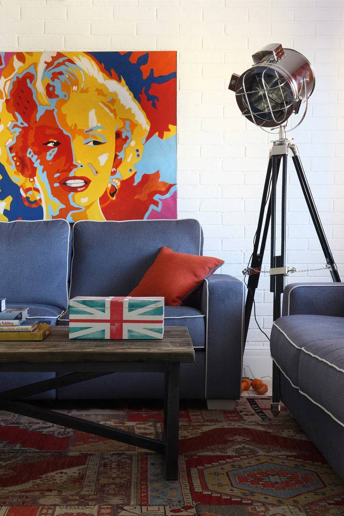 яркие краски в дизайне интерьера квартиры фото