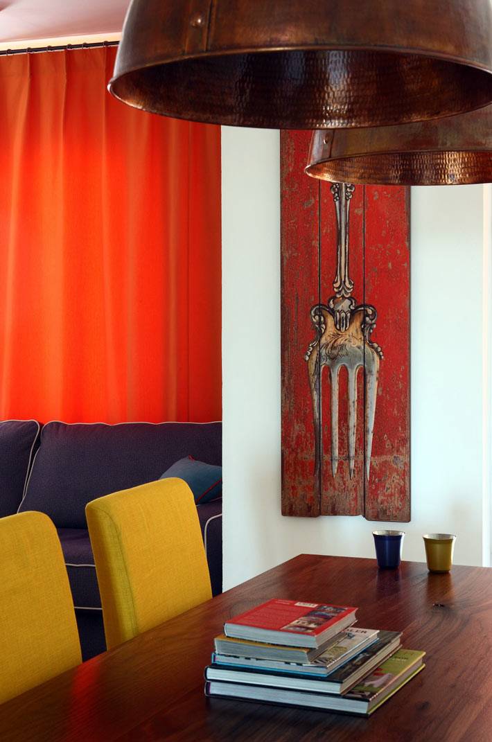 деревянная картина с вилкой как декор гостиной комнаты