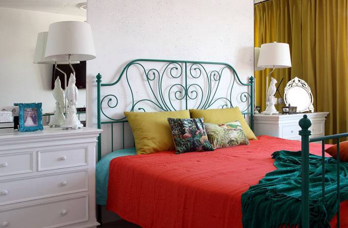 зеленая кровать ИКЕА в дизайне спальни фото