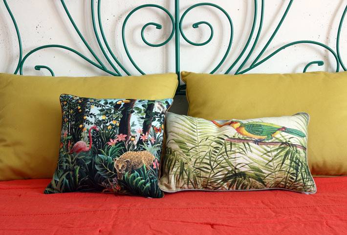 декоративные подушки с летними принтами в спальне фото
