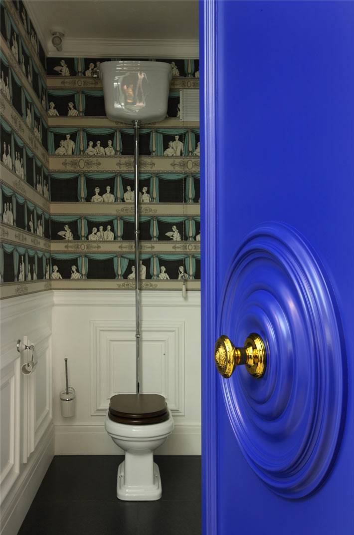 синяя дверь в туалете с обоями на стене фото