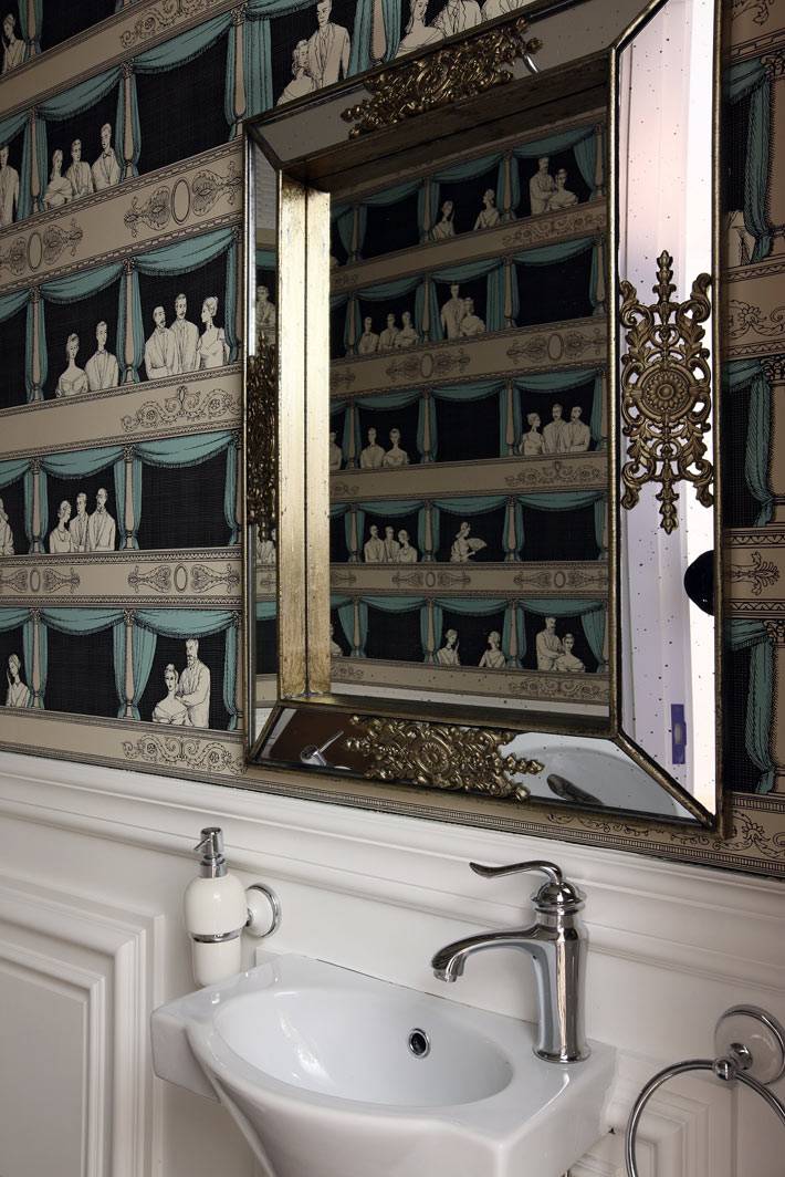 зеркало с умывальником в туалетной комнате фото