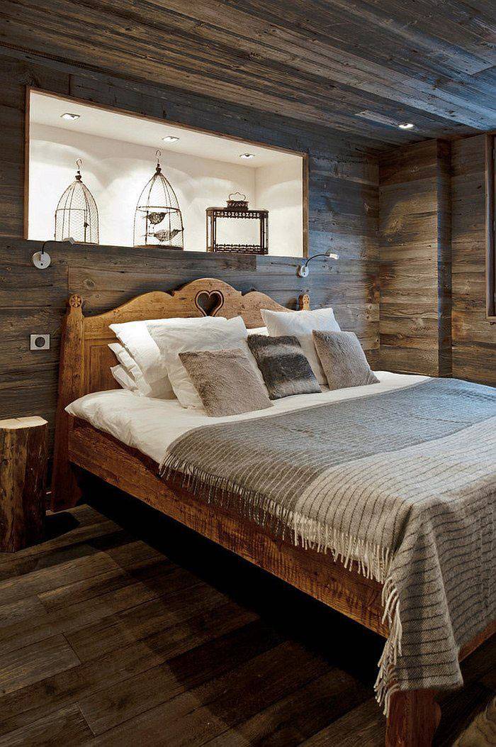 деревянный интерьер спальни со встроенной полкой в изголовье кровати
