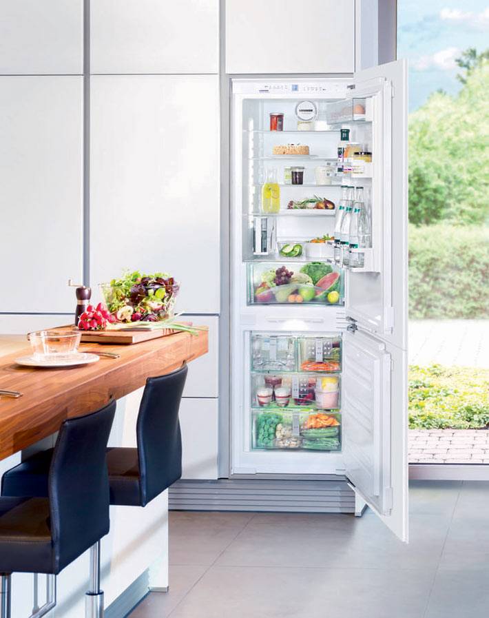белый холодильник Whirlpool в интерьере кухни