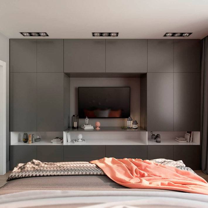 Серый встроенный шкаф напротив кровати в спальне фото