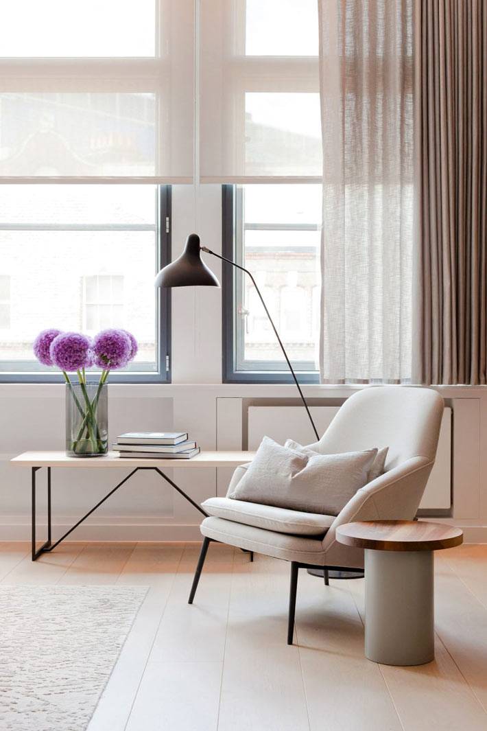 Светлые тона в дизайне интерьера квартиры в Лондоне фото