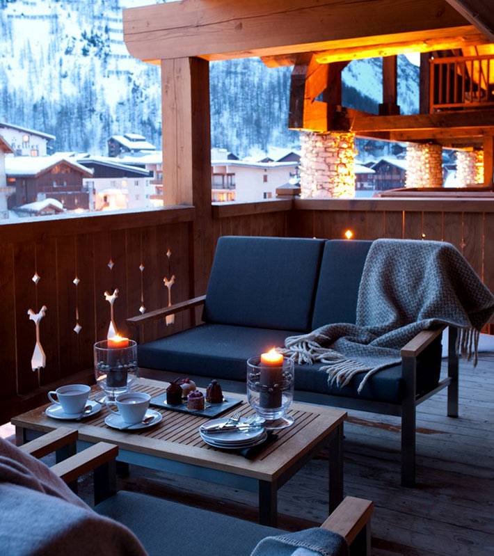 Терраса в шале на горнолыжном курорте в Альпах фото