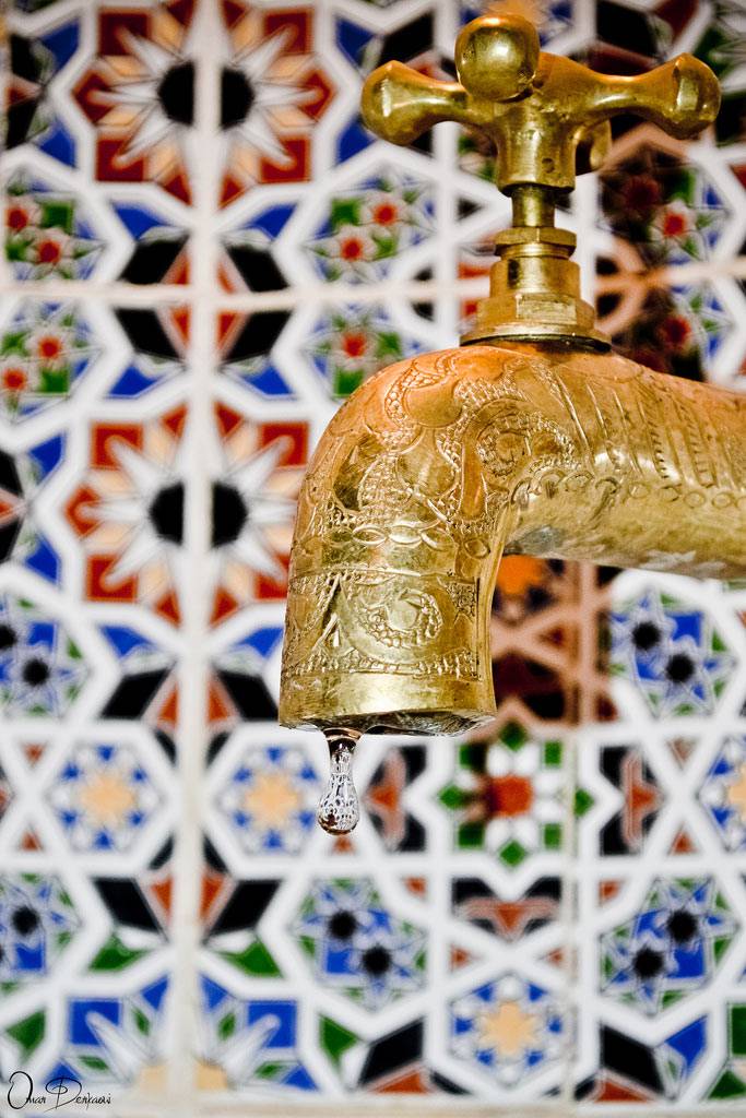Красивые детали марокканского стиля в ванной комнате фото