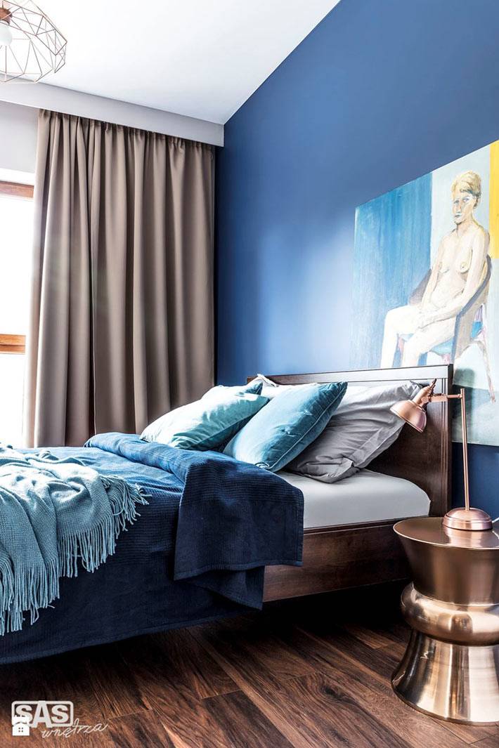 Синие покрывало и синяя стена в интерьере спальни