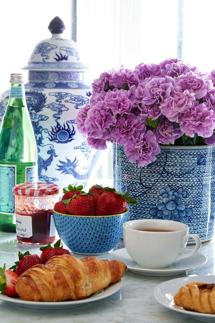 Китайская ваза и фарфор синего цвета для сервировки стола фото