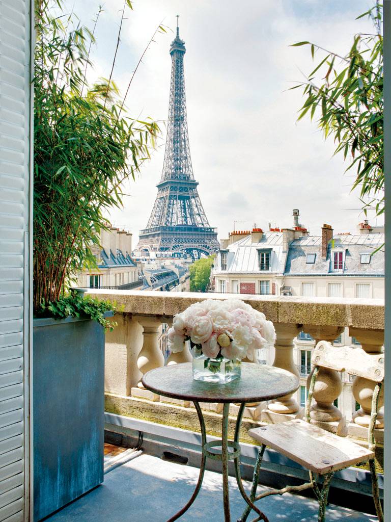 Вид на Эйфелеву башню с балкона красивой квартиры в Париже фото
