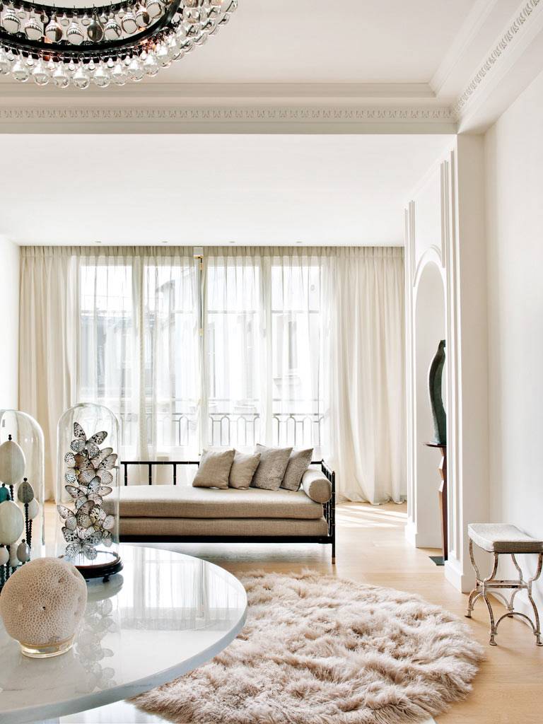 светло-бежевые цвета в дизайне интерьера квартиры в Париже