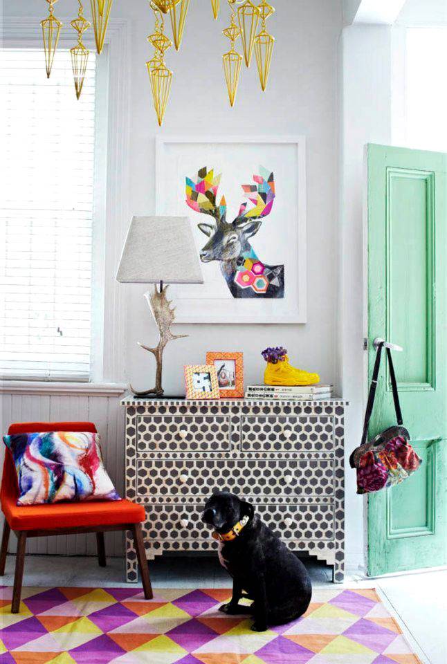 Разноцветный интерьер с ярким ковром и зеленой дверью фото