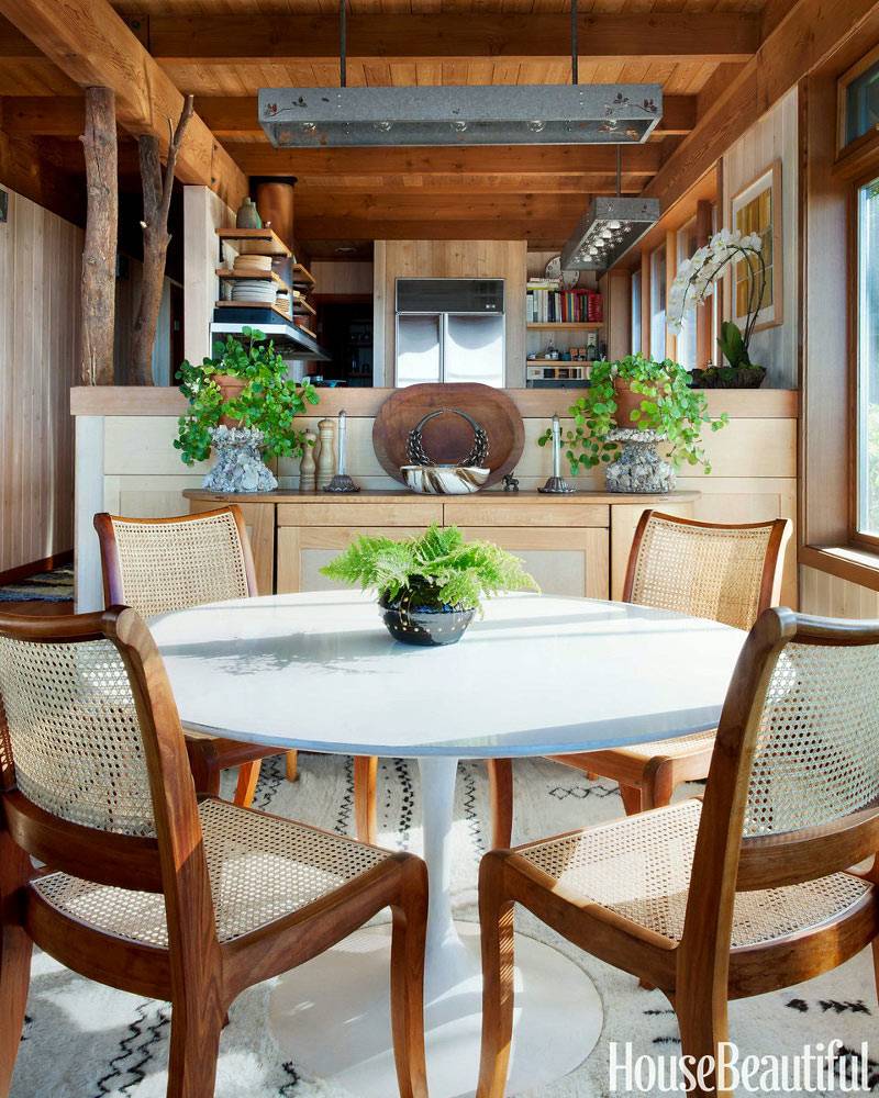 Красивый интерьер кухни с деревянным потолком фото