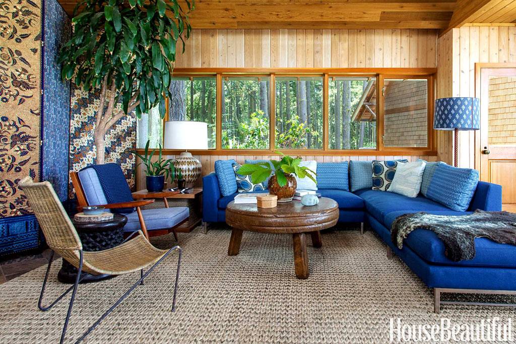 деревянный интерьер комнаты и синяя мягкая мебель в доме