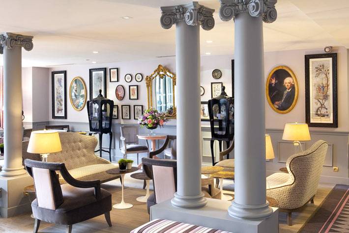 Колонны и изысканная мебель в холле отеля La Maison Favart фото
