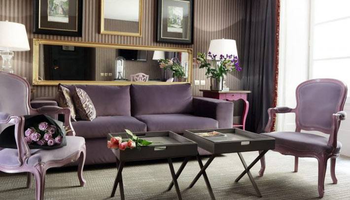 Интерьер комнаты с фиолетовой мебелью разных оттенков фото