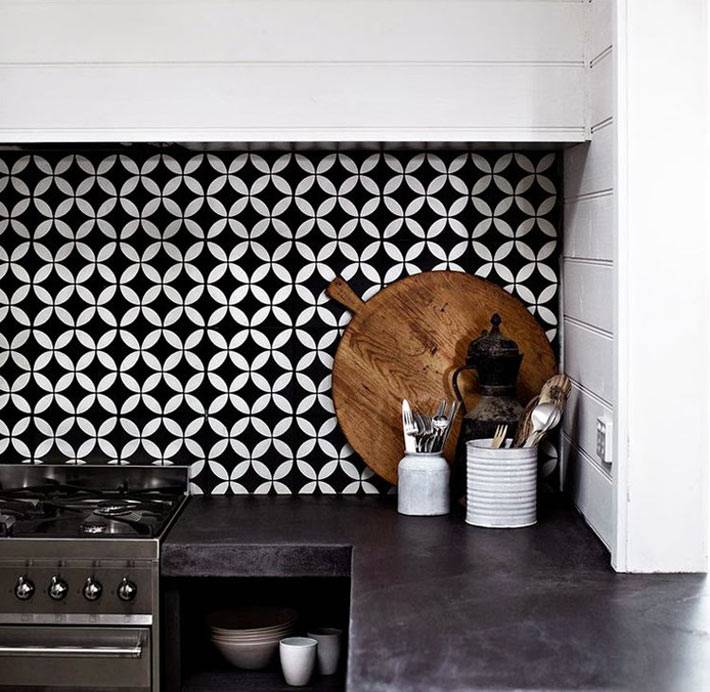 Плитка на кухонном фартуке с черно-белыми кружочками фото