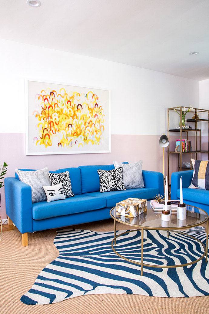 Синий мягкий уголок в дизайне гостиной квартиры фото