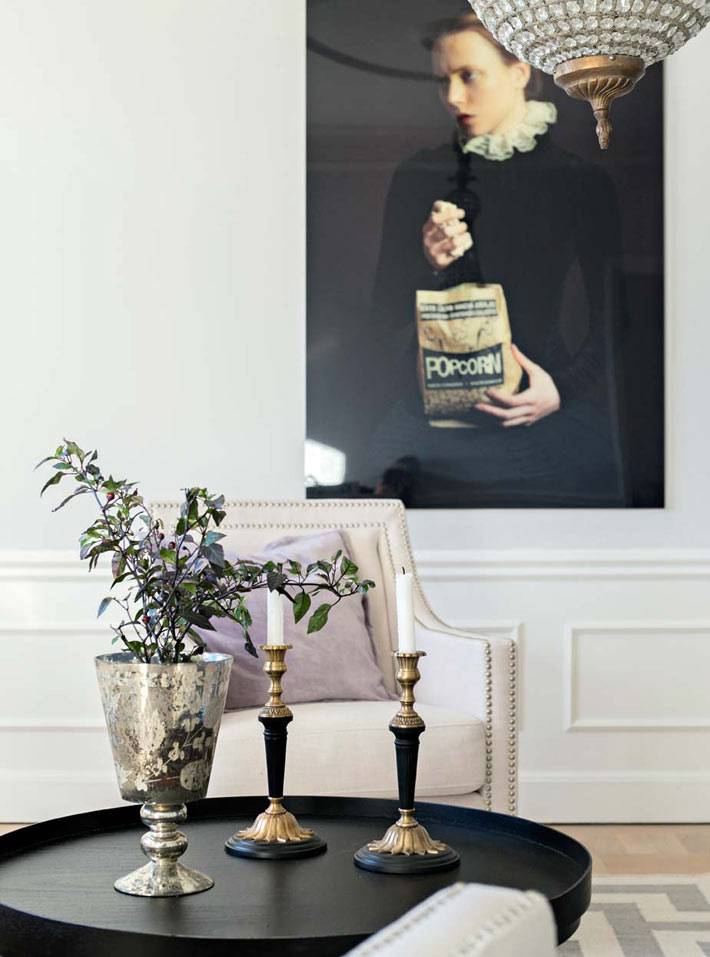 Черный круглый журнальный стол со свечами в гостиной фото