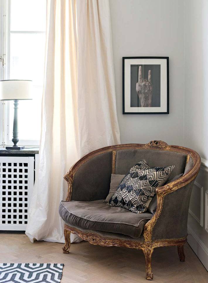 красивое винтажное кресло в интерьере спальни фото