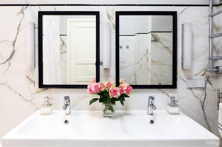 Двойной умывальник и мраморные стены в интерьере ванной комнаты фото