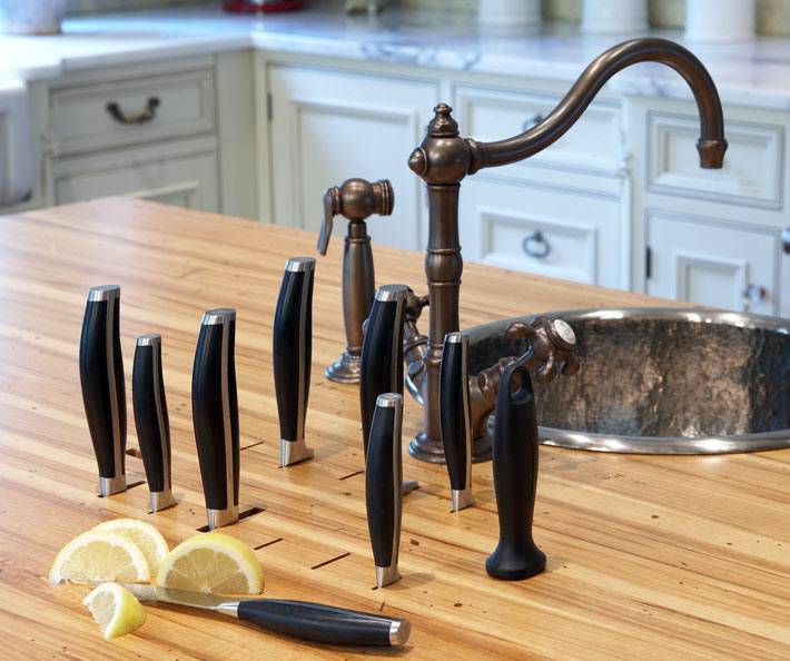 Кухонный рабочий стол с отверстиями для ножей фото