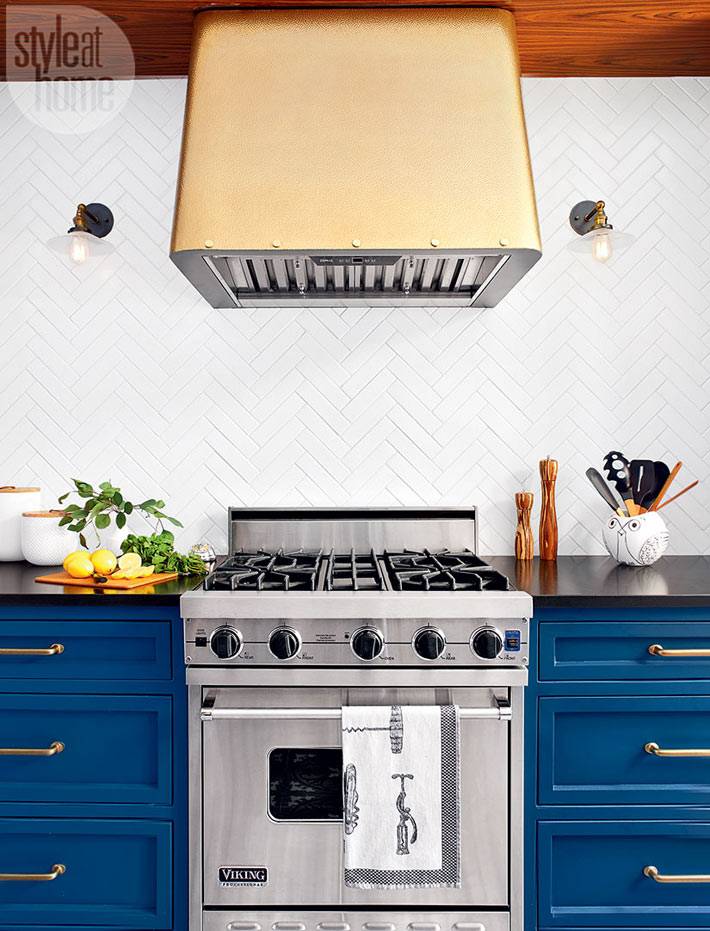 Вытяжка золотого цвета на синей кухне фото