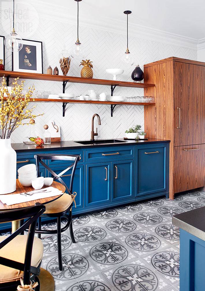 интерьер кухни с синей мебелью и марокканской плиткой на полу