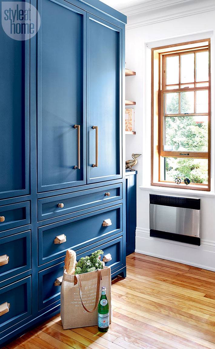 Большой синий шкаф в интерьере кухни фото