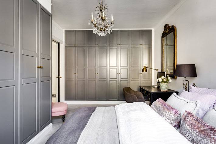 шкафы светло-серого цвета в дизайне спальни фото