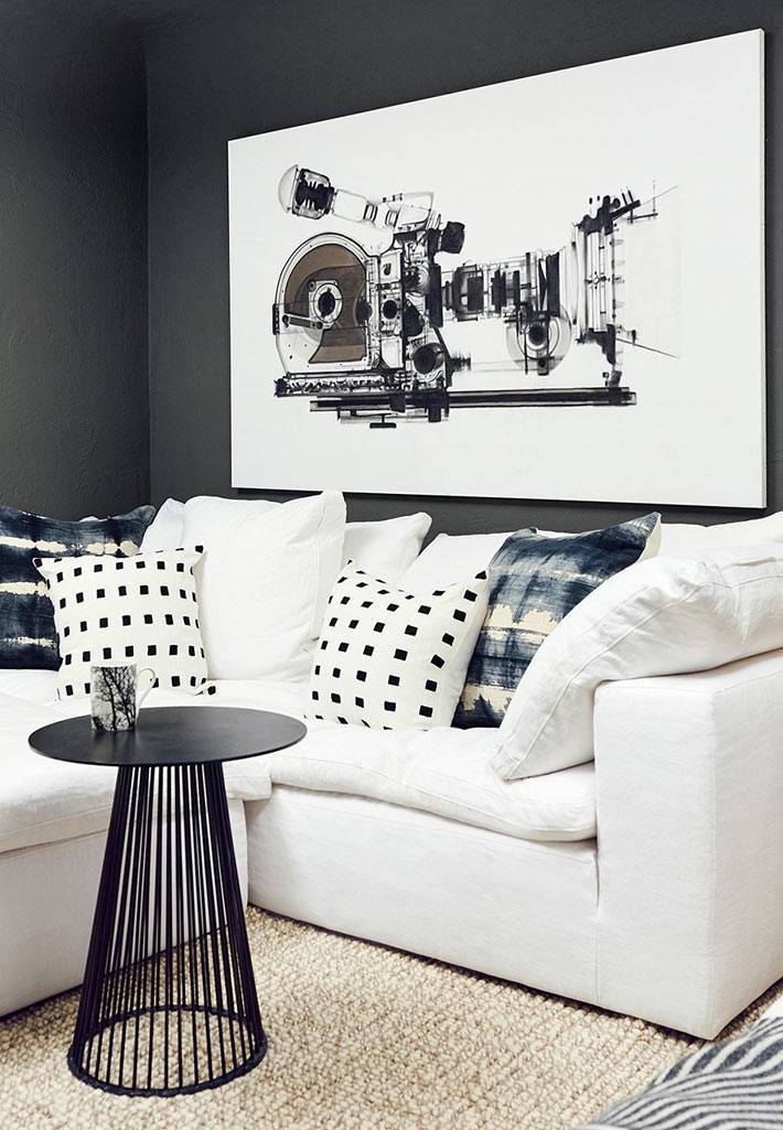 белый диван в черном интерьере комнаты фото