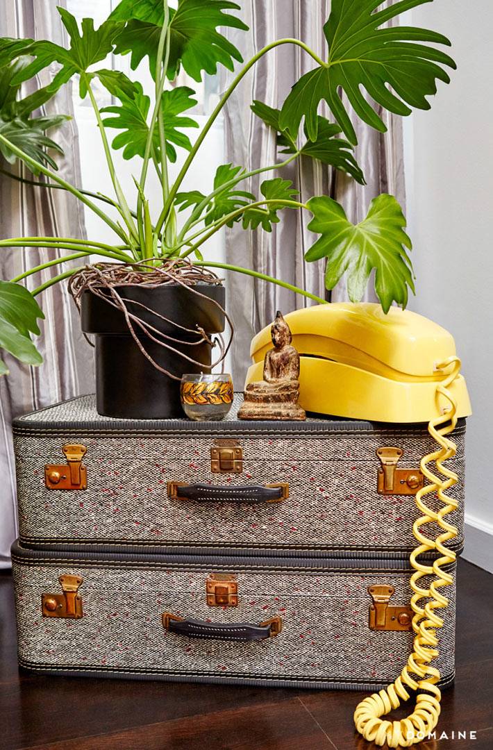 Желтый телефон в стиле поп-арт и винтажные чемоданы в доме