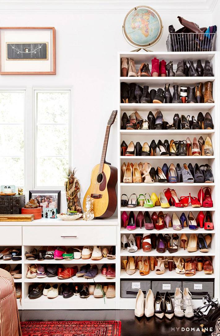 Стеллажи для хранение обуви в интерьере гардеробной
