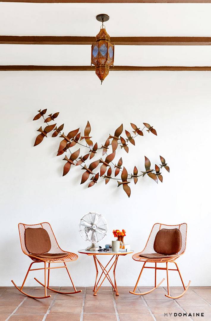 металлические кресла-качалки и настенный декор из птиц