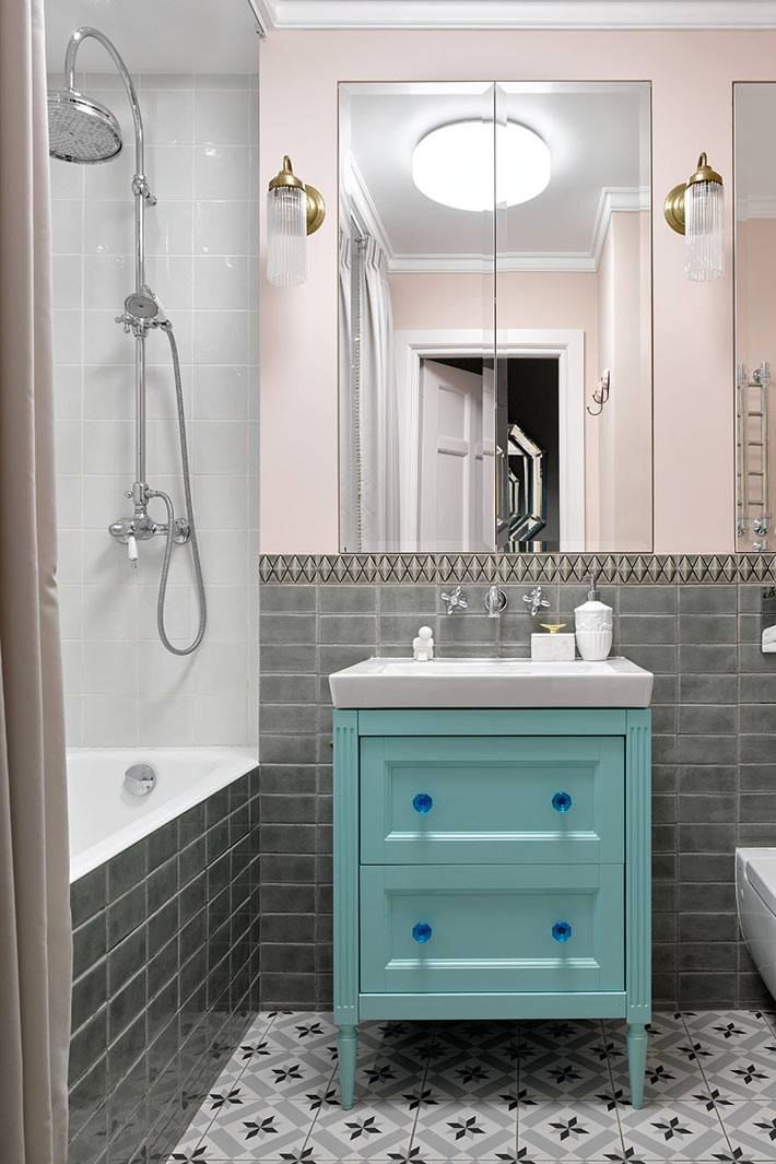 Бледные оттенки розового и бирюзового цветов в дизайне ванной комнаты