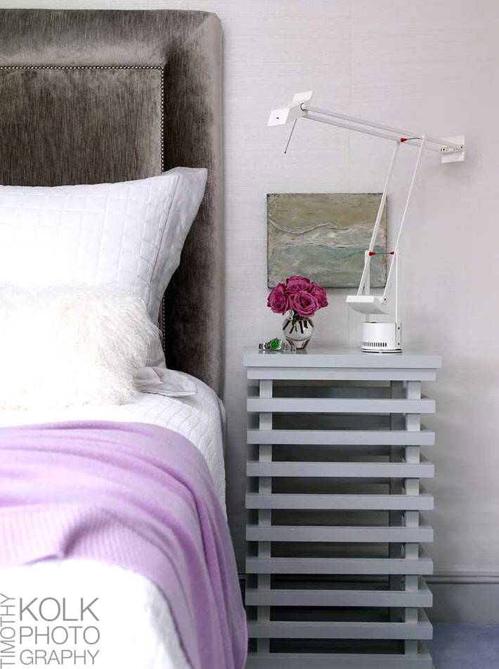 дизайн спальни в бледных оттенках с креативной прикроватной тумбой