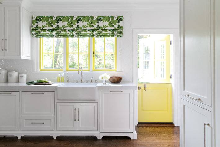 оконные рамы желтого цвета в дизайне белой кухни 