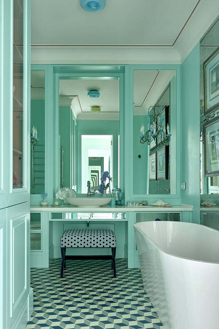Бирюзовый дизайн ванной комнаты с зеркалами фото