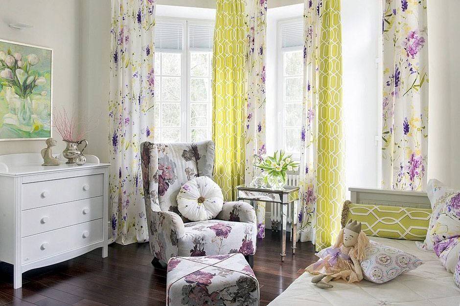 цветастые ткани на креслах, пуфе и шторах в дизайне детской комнаты