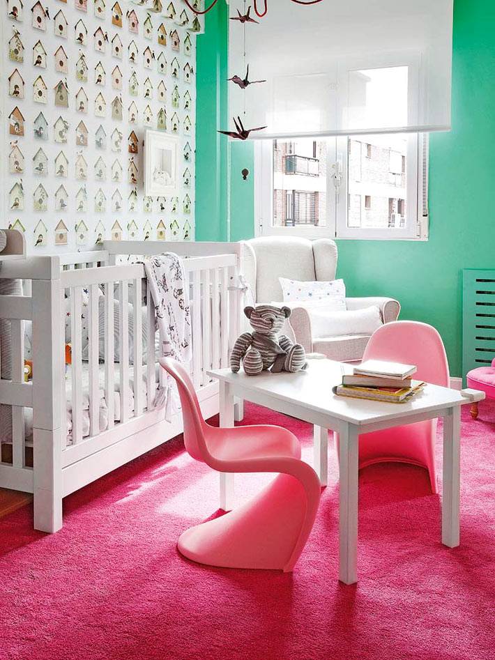 ярко-розовый ковер и зеленые стены в интерьере детской комнаты
